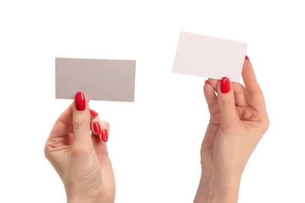 Cartão vazio na mão de uma mulher com unhas vermelhas isoladas em um fundo branco