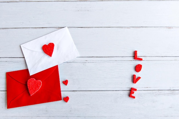 Cartas de amor do conceito de dia dos namorados na mesa de madeira