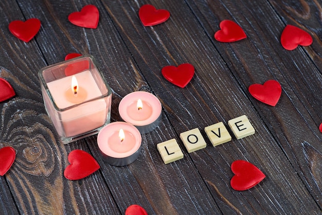 Cartas de amor na mesa Vela de amor de coração com chama Fundo de banner de papel de parede de cartão postal