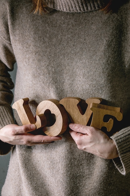 Cartas de amor nas mãos femininas