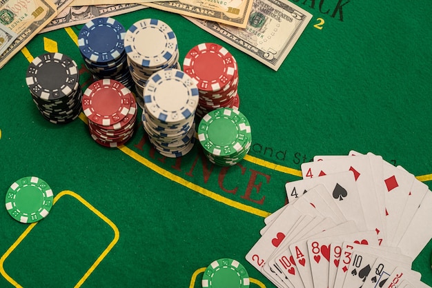 Cartas de baralho de fichas coloridas de cores diferentes espalhadas na nova mesa de pôquer. conceito de pôquer. jogos de azar