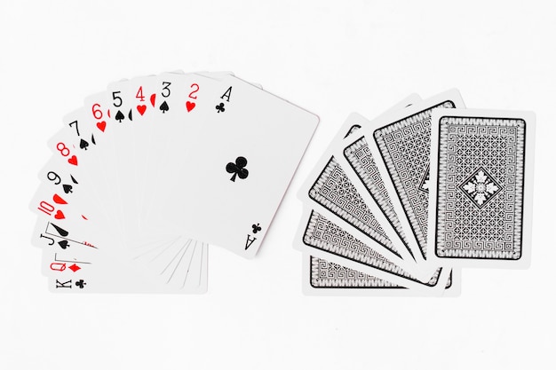 Cartas de jogar baralho completo fundo branco mockup, Foto Premium