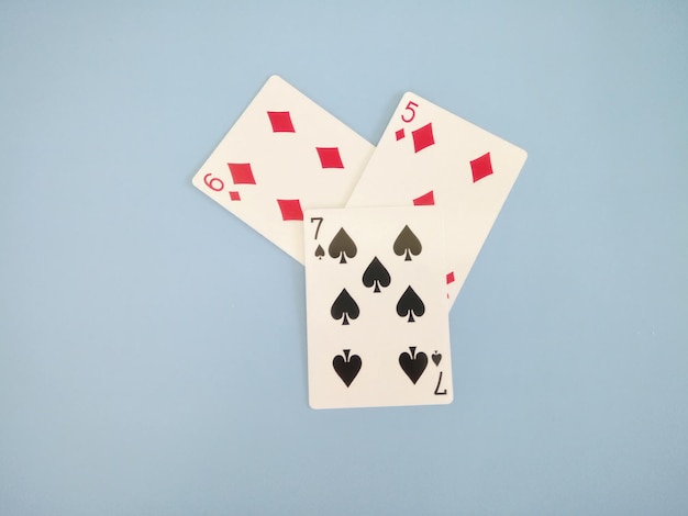 Foto cartas de jogo isoladas em fundo azul
