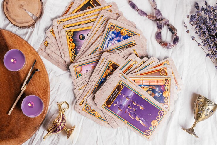 Cartas de tarô abertas com a face para cima em um lençol de pano branco com uma bandeja de madeira, lavanda e velas. Vista do topo. Minsk, Bielo-Rússia 27.09.2021