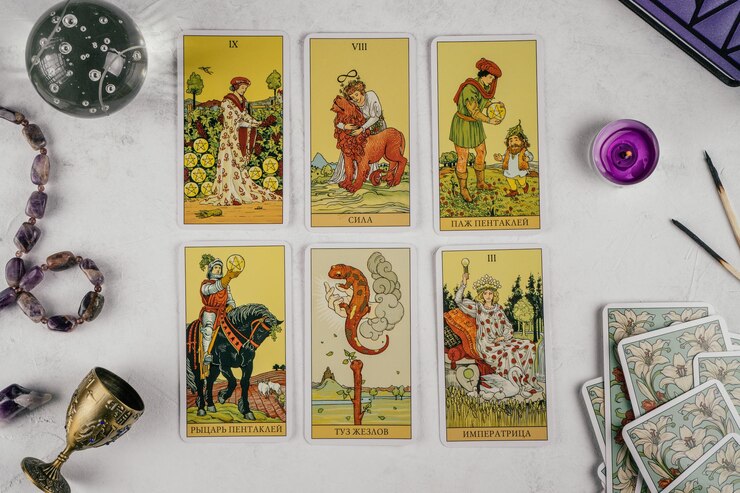 Cartas de tarô abertas com a face para cima em uma superfície branca com bola de cristal, velas e atributos. Minsk, Bielo-Rússia, 19.11.2021