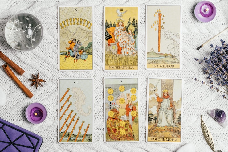 Cartas de tarô abertas com a face para cima na superfície de malha branca com bola de cristal, alfazema e velas. Minsk, Bielo-Rússia, 11.10.2021