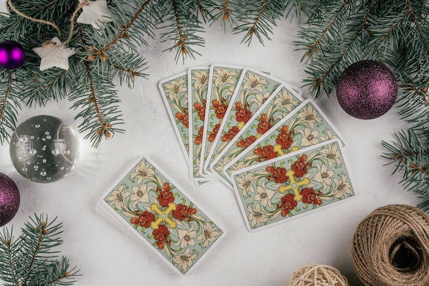 Cartas de tarô se espalharam na superfície de concreto branco com galhos de árvores de Natal e decoração. Minsk, Bielo-Rússia, 19.11.2021