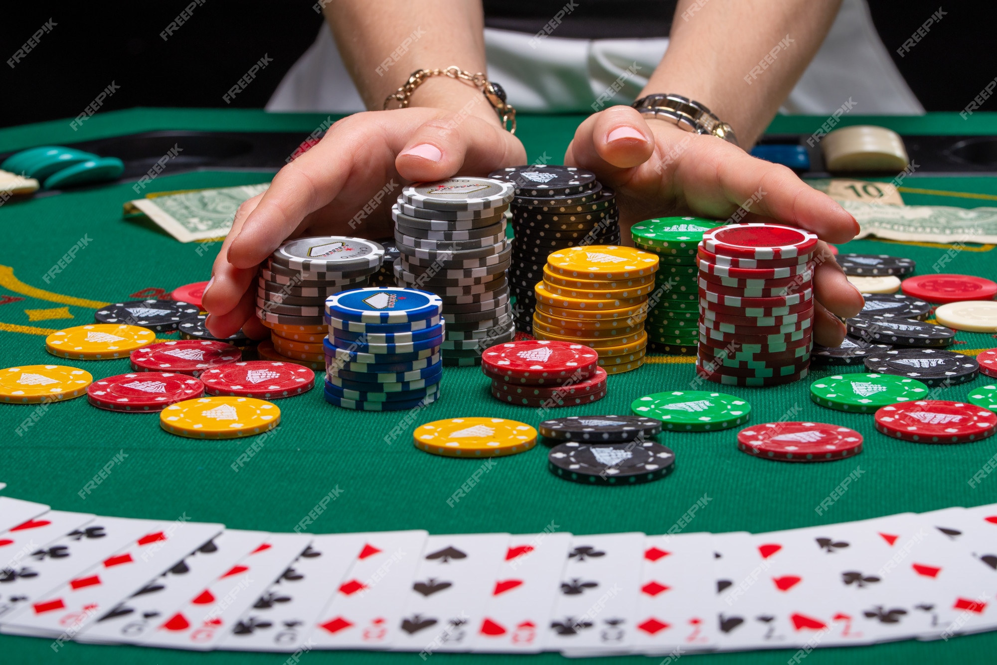 Grupo Pessoas Jogando Poker Com Cartas Mesa Com Bebidas Dinheiro