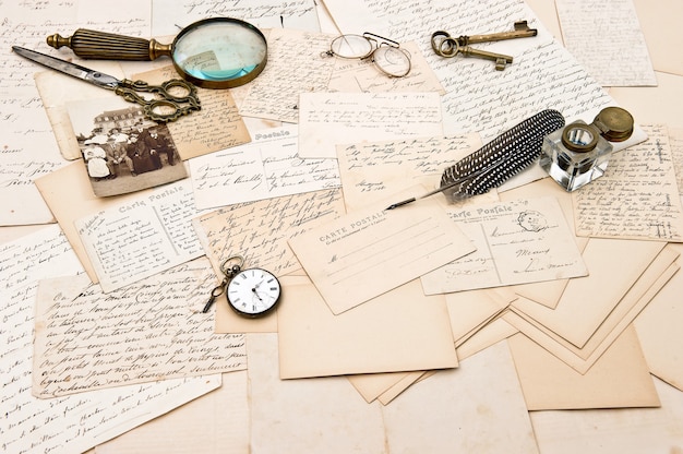 Cartas y postales antiguas, accesorio vintage y foto de una familia. fondo nostálgico de estilo retro