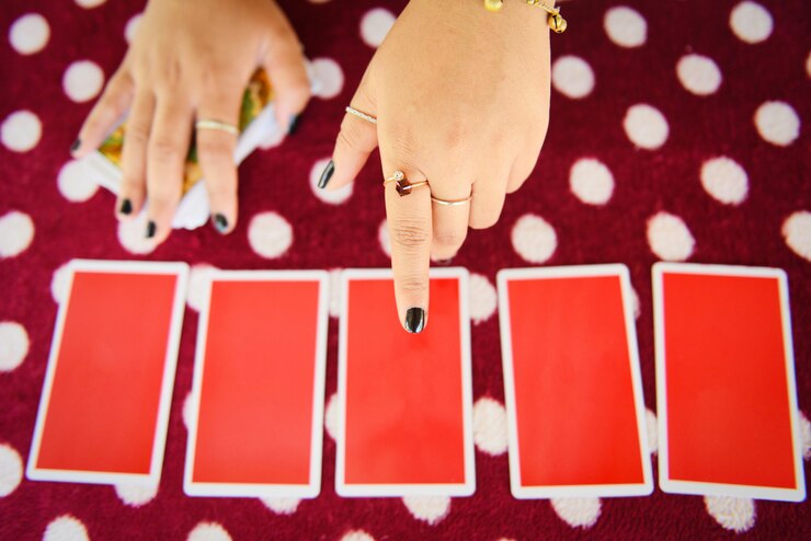 Foto cartas del tarot lectura adivinación lecturas psíquicas y clarividencia adivino manos