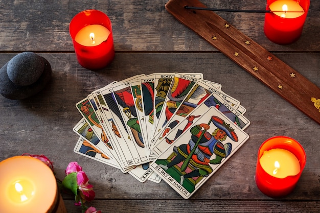 Cartas del tarot en mesa rústica