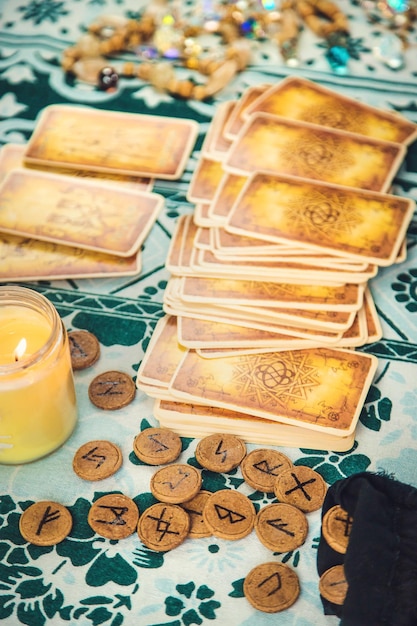 Cartas del tarot sobre la mesa Enfoque selectivo