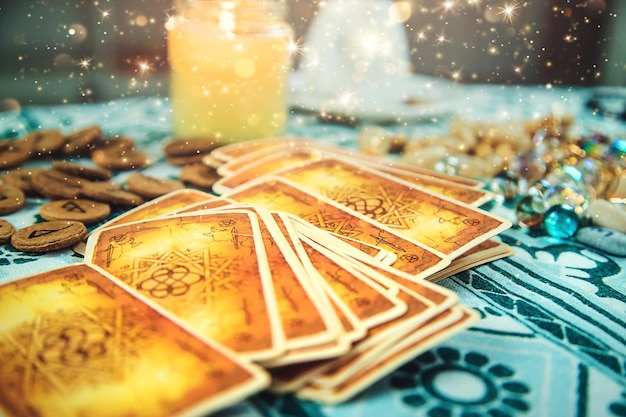 Foto cartas del tarot sobre la mesa enfoque selectivo