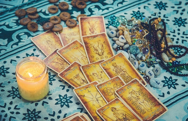 Cartas del tarot sobre la mesa Enfoque selectivo