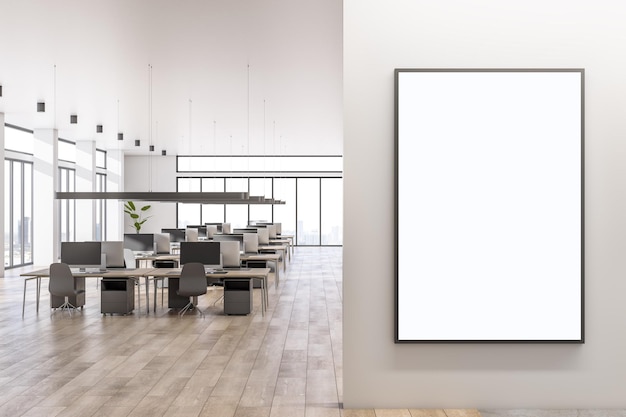 Cartaz branco em branco na parede clara com lugar para o seu logotipo na espaçosa área de escritório iluminada pelo sol com espaços de trabalho aconchegantes janelas panorâmicas de teto alto com vista para a cidade e maquete de renderização 3d de piso de madeira