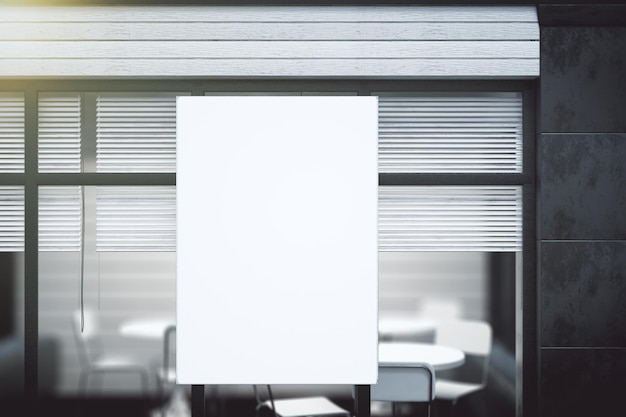 Cartaz branco em branco na parede transparente no escritório moderno da conferência simulado