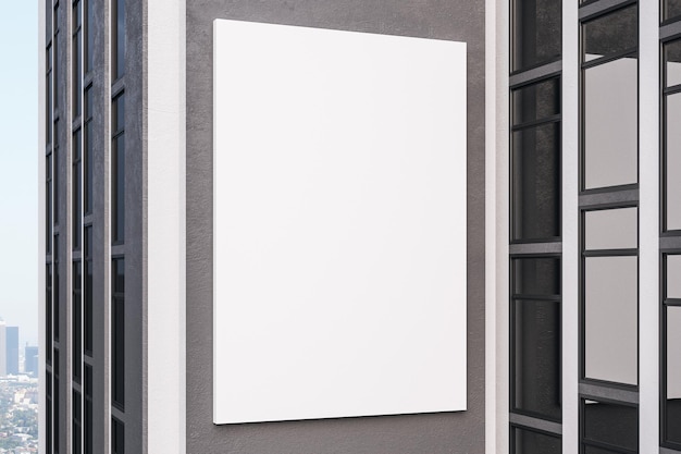 Cartaz branco em branco no prédio de concreto