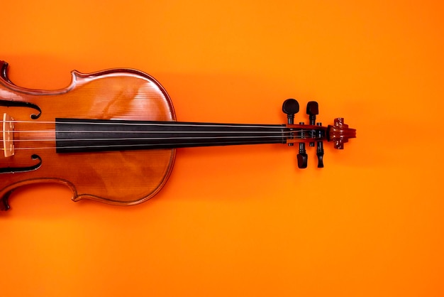 Cartaz de concerto de música clássica com violino de cor laranja em fundo amarelo com espaço de cópia para