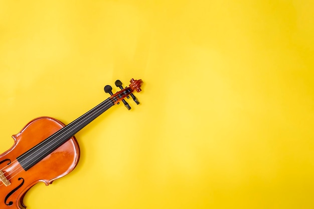 Cartaz de concerto de música clássica com violino de cor laranja em fundo amarelo com espaço de cópia para