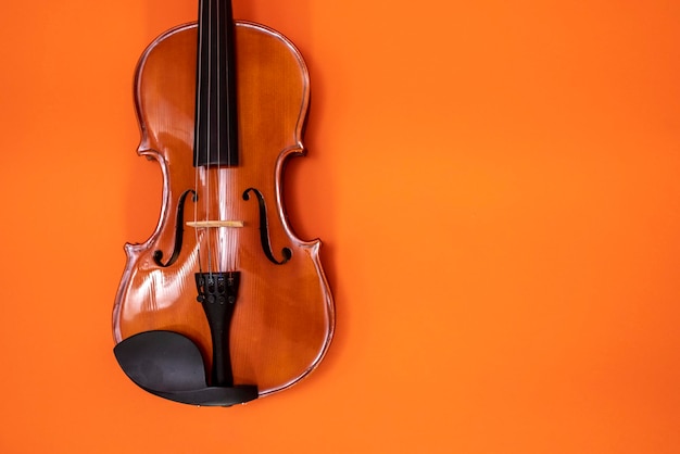 Cartaz de concerto de música clássica com violino de cor laranja em fundo amarelo com espaço de cópia para