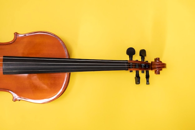 Cartaz de concerto de música clássica com violino de cor laranja em fundo amarelo com espaço de cópia para