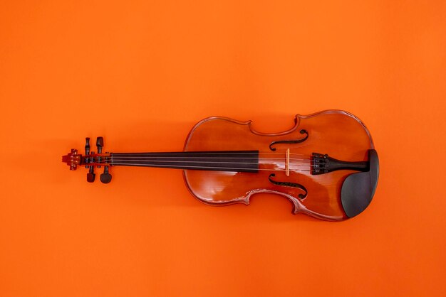 Cartaz de concerto de música clássica com violino de cor laranja em fundo amarelo com espaço de cópia para