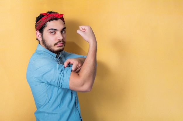 Cartaz de feminismo de homem em fundo amarelo