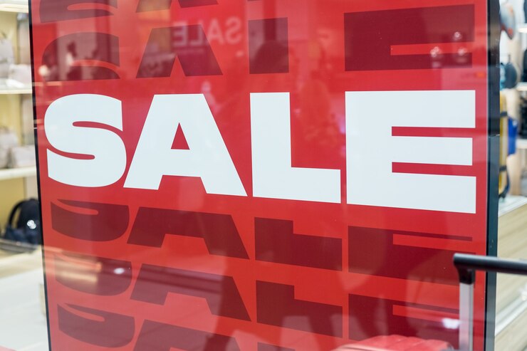 Foto cartaz de marketing. temporada de compras de venda, na frente de óculos de porta de loja, temporada de compras de venda para exibição de desconto