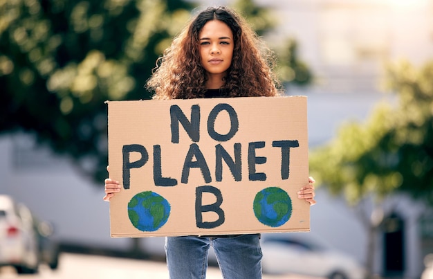 Cartaz de mulher e retrato na rua para a mudança climática do planeta e futuro sustentável na cidade Sinal de papelão de menina e ativismo para mudança de sustentabilidade e justiça para o meio ambiente na estrada do metrô