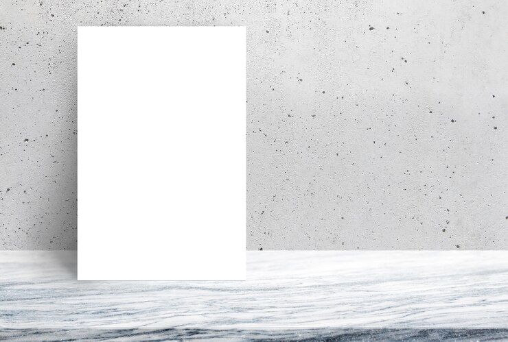 Foto cartaz de papel branco em branco na mesa de pedra na parede de concreto velha e cinzenta, modelo mapeado para adicionar o seu design.
