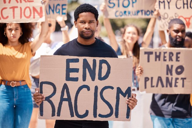 Cartaz de protesto e pessoas caminhando pelo racismo e igualdade dos direitos humanos nas ruas e na cidade dos EUA Retrato de multidão furiosa e frustrada com placa de apoio à liberdade e mudança no governo