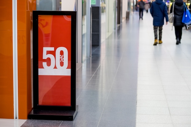 Cartaz de venda comercial em shopping