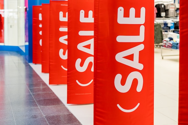 Foto cartaz de vendas vermelho na loja de roupas de entrada