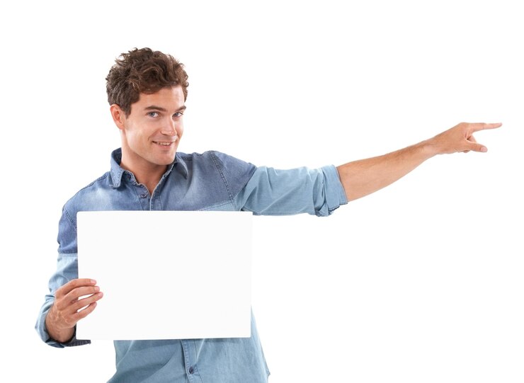 Foto cartaz e retrato de homem com a mão apontando para o estúdio para espaço publicitário ou notícias em fundo branco modelo de bandeira e rosto masculino apresentação de sinal ou plataforma acordo ou oferta