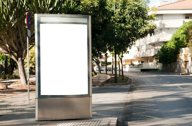 Cartaz publicitário eletrônico em branco com tela de espaço em branco para sua mensagem de texto ou promocional