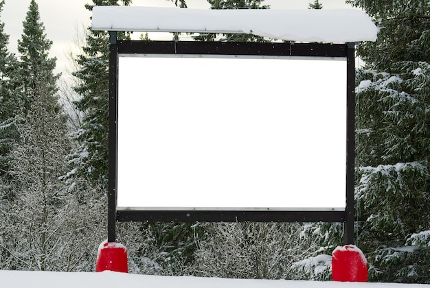 Cartaz vazio na floresta no banner de publicidade de maquete em branco de inverno na estância de esqui