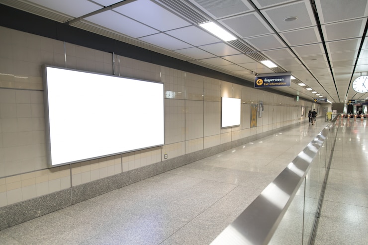 Foto cartazes de outdoor em branco na estação de metrô para publicidade.