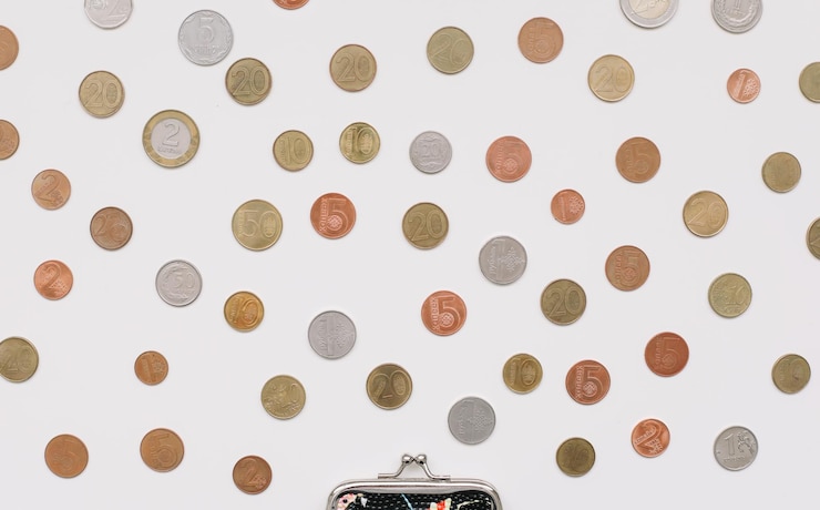 Foto carteira aberta com moedas diferentes isoladas na vista superior do fundo branco crise financeira pobreza falta de conceito de dinheiro
