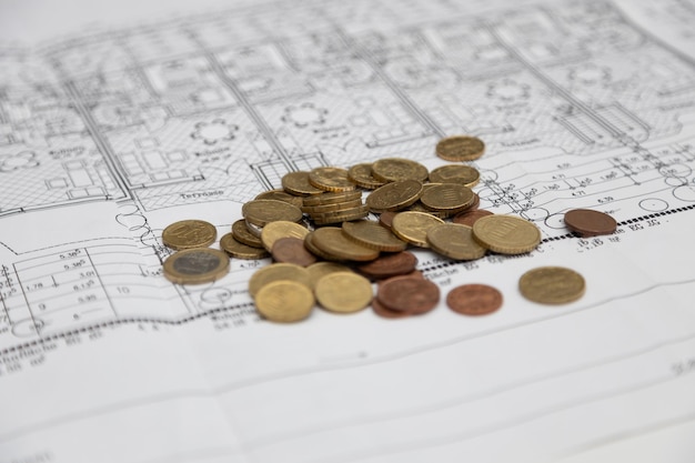 Carteira chave da casa de moedas e desenho da casa na mesa Ganhe dinheiro com a ideia de negócio