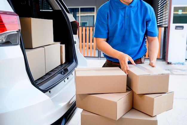 Carteiro tailandês verificando pacotes e caixas de correio para entrega em domicílio. Serviço de compras online asiático.