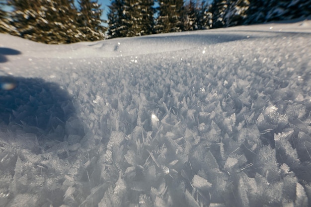 Un cartel al lado de una ladera cubierta de nieve