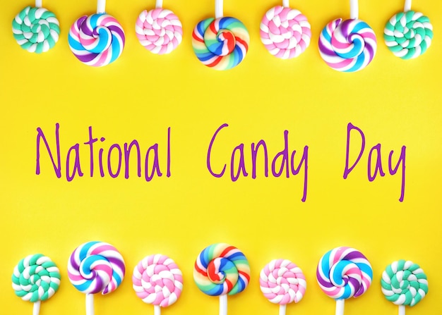 Cartel amarillo para el Día Nacional del Caramelo celebrado el 4 de noviembre con piruletas y texto