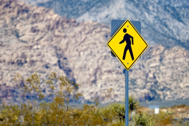 Cartel amarillo en Red Rock Canyon, Nevada, EE.UU.