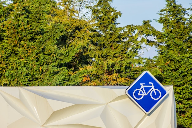 Un cartel de bicicleta con forma de diamante colgado en un puesto de alquiler de bicicletas. En Sochi en bicicleta, puedes pasar todo el año