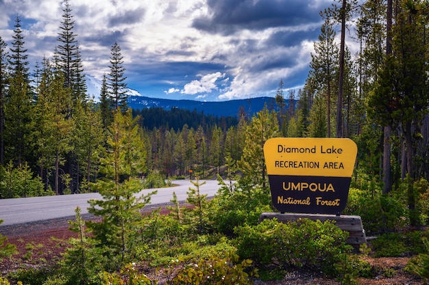 Cartel de bienvenida a la entrada de Diamond Lake en Oregón