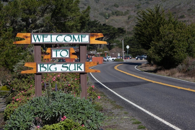 Foto el cartel de big sur da la bienvenida a los visitantes a este icónico trozo de carretera en california, ee.uu.