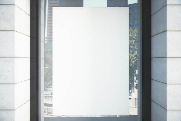 Cartel blanco en blanco en la maqueta de la ventana