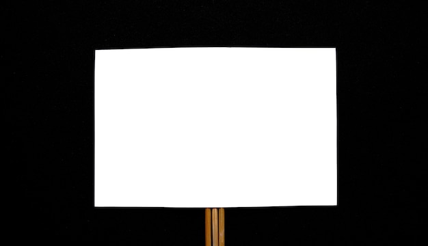 Cartel blanco sobre fondo minimalista negro.