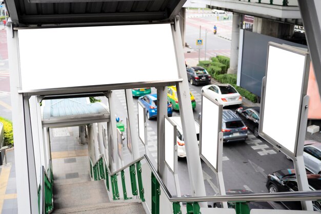 Foto cartel blanco vacío en la estación de tren carteles en blanco de espacio publicitario en la pasarela peatonal