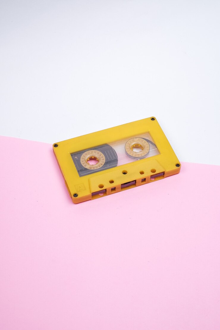 Cartel de casete de audio retro amarillo brillante